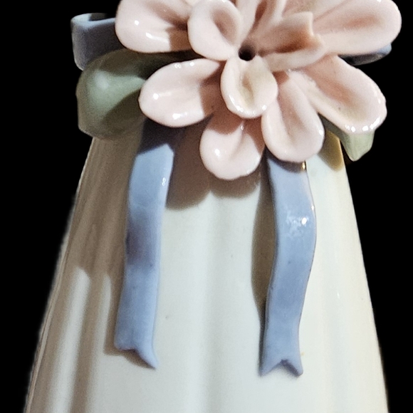 Vintage Set of 3 bud vases with raised flower in different sizes and patterns. - Picture 5 of 16